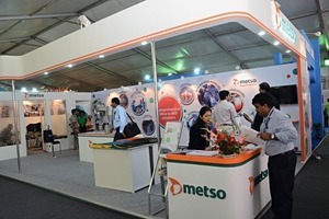  2	Ausstellungsstand von Metso Minerals (Indien), neben Tata Steel (Indien) und Vale (Brasilien) einer der Hauptsponsoren­Exhibition stand of Metso Minerals (India), one of the main ­sponsors besides Tata Steel (India) and Vale (Brazil) 