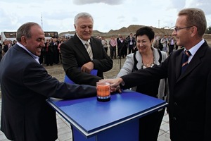  2	Feierliche In-Betriebsetzung durch Alexander Sikorskiy, Generaldirektor der Firma Vibor, ­Vertreter der regionalen Verwaltung und Peter Prag (rechts), Geschäftsführer der ROHR ­Bagger GmbH • Ceremonial commissioning by Alexander Sikorskiy, General Director of Vibor, representatives of the regional administration and Peter Prag (right), Managing Director at ROHR Bagger GmbH 