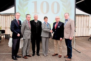  1 Gratulation zum Jubiläum - V.l.: Prof. Ulrich Hahn, Hauptgeschäftsführer des Bundesverbandes Mineralische Rohstoffe e.V. (MIRO), Peter Nüdling, MIRO-Präsident, Manfred und Ute Fischer, Gert-Dietrich Reuter, Geschäftsführer des Unternehmerverbandes Mineralische Rohstoffe UVMB e.V., Bert Vulpius, Assistent der Geschäftsleitung des UVMB # Congratulations on the company anniversary&nbsp;– f.l.: Prof. Ulrich Hahn, General Secretary of the Federal Association of Mineral Raw Materials Regd. (MIRO), Peter Nüdling, MIRO President, Manfred and Ute Fischer, Gert-Dietrich Reuter, General Secretary of UVMB, the trade association for mineral building materials, Bert Vulpius, Assistant to the Secretary at UVMB 