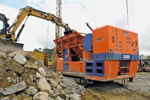  1	Kontinuierliches Beschicken der Brecheranlage RA 700/6 ist wichtig für eine hohe Stundenleistung an RecyclingmaterialContinuous feeding of the crusher plant RA 700/6 is important for a high hourly output of recycling material 