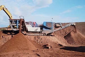  3	MR&nbsp;110&nbsp;Z&nbsp;EVO beim Brechen von Bauxit in Frankreich • MR&nbsp;110&nbsp;Z&nbsp;EVO crushing bauxite in France 