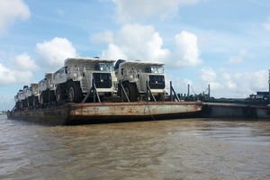  1 10&nbsp;trucks per barge on their transport along the Uyu River 
