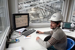  4	Die fahrbare Anlage von Kaalamo mit dem automatischen ­System MetsoDNA. Sergey Horyy hat eine ausgezeichnete Sicht über die gesamte Anlage aus der Führerkabine • The Kaalamo portable plant features a Metso DNA automation system. Sergey Horyy has excellent visibility over the whole plant from the ­automation cabin 