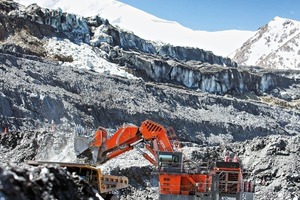  Bagger vom Typ Hitachi EX3600-6 in der Goldmine Kumtor entfernen Eis, Moränen und Gestein • Hitachi EX3600-6 excavators mine ice, moraine and rock 