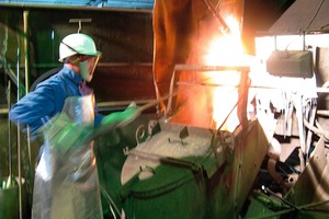 A Weser-Metall employee measures the temperature at the slag tap of the bath smelting furnace <br /> 
