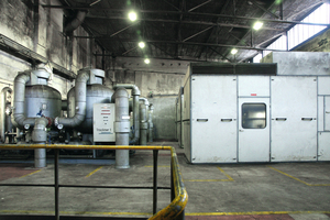  Blick in die zentrale Druckluft-Station der Brikettfabrik Wachtberg (rechts drei eingehauste Aerzen Schraubenverdichter, links drei Adsorptions­trockner) • View into the central compressed air station of briquette factory Wachtberg (on the right three enclosed Aerzen screw compressors, on the left three adsorption dryers) 