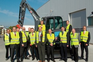  The Terex management team and the Crailsheim mayor Rudolf Michl (seventh from left) at the opening ­ceremony for the new facility at Crailsheim 