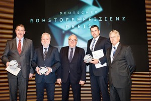  The three award winners: Felix-Max Hartmann, IAS GmbH (left), Franz Krause, Maija Frästechnik GmbH (2nd from the left) and Dr.-Ing: Frank Schladitz, C³ Carbon Concrete Composite e. V (2nd from right) with State Secretary Uwe Beckmeyer (center) and Prof. Dr. Hans-Joachim Kümpel, President of the BGR (1st from right) 