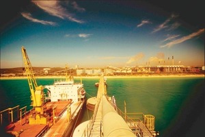  21	 Alumina-Verladung von der Raffinerie Kwinana (Alcoa) 	 Alumina loading system at the Kwinana refinery (Alcoa)  