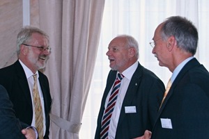  2	Dr. Wendenburg (Mitte) im ­Gespräch mit Dr.-Ing. Bertram (r.) vom Niedersächsischen ­Ministerium für Umwelt und Klimaschutz, Hannover und Prof. ­Dr.-Ing. Brameshuber (l.) vom Institut für Bauforschung der RWTH Aachen • Dr. Wendenburg (centre) in discussion with Dr.-Ing. Bertram (r.) from the Lower Saxony‘s Ministry of the Environment and Climate Protection, Hanover, and Prof. ­Dr.-Ing. Brameshuber (l.) from the Institute of Building Materials Research, RWTH University of Aachen 