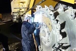  3	Nachtschicht bei 0 °C: 3300 TungStuds von Typ BTS01 wurden zum Schutz der Maschine aufgeschweißt Night shift at 0 °C. 3300 BTS01 TungStuds were welded onto the machine to provide protection  