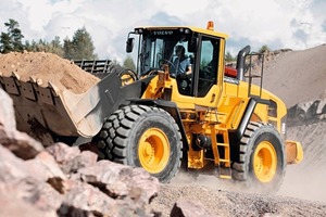  1	Entspricht der Stufe III B: der Radlader L150G von Volvo • Corresponds to Stage III B: wheel loader L150G of Volvo 