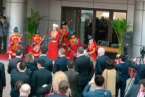  Eröffnungsfeier der ersten „Future Mongolia“ in 2012 • Opening ceremony of the first “Future Mongolia” in 2012 