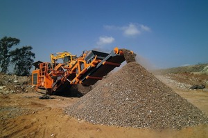  1 The Rockster R700S with screen box and return belt shows consistent performance in waste recycling in Johannesburg 