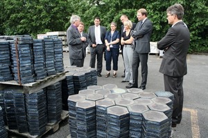  Rundgang mit Gästen bei der Einweihung der Gebäudeerweiterung • Tour with guests at the inauguration of the building extension 