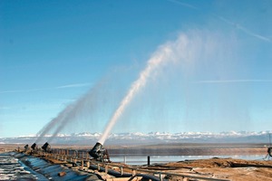  2	Als typisches Gerät für den Einsatz auf dem Land ist der neue Verdampfer bestens geeignet für große Mengen von Abwasser mit einem gering­en Gehalt an aufgelösten Feststoffen und kleinen Partikeln • The new long-throw DBE-1000 Evaporator is engineered to reliably dissipate ­excess water in large areas 