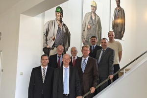  1 Nach der Vertragsunterzeichnung: Das Team des Zeppelin Kompetenzzentrums zusammen mit dem Management der RAG • After signing of the contract: the team at the Zeppelin Competence Centre together with the management of RAG 