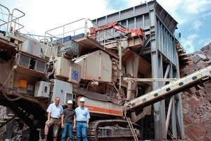  3 Betriebsleiter Markus&nbsp; Kretzschmar, Geschäftsführer Stefan Kuhn und Manfred Schäffer von Metso Minerals vor dem neuen mobilen Lokotrack LT140 