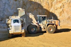  Hyundai-Radlader HL770-9A im Kalksteinbruch der August Hutter GmbH in Neresheim. Reifenschutzketten erhöhen Traktion und minimieren den Reifenverschleiß • Hyundai HL770-9A wheel loader at the quarry operated by August Hutter GmbH in Neresheim. Tyre protection chains improve traction and minimize tyre wear 