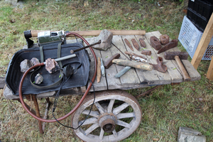  <div class="bildtext">5 Different miner’s tools, hammer and picker and an UNIRAD mine radiometer for bismuth</div> 