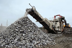  1 Nach dem Sprengen wird der harte Gabbro vom Backenbrecher LT125 zerkleinert # After blasting, the hard gabbro feed is crushed by the Lokotrack LT125 jaw plant 