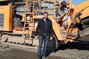  2 	Martin Trummer vor seinem Prallbrecher R1100 • Martin Trummer in front of his impact crusher R1100 