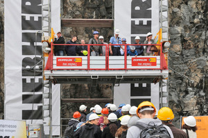  2 Ein 30 m hoher Besucheraufzug zwischen Den Ebenen B und C ergänzte den Besuchertransfer mit Shuttlebussen • A 30-m-high visitor lift between levels B and C was available in addition to the visitor transfer with shuttle buses 