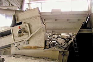  1 Brecher, ausgerüstet mit perma CLASSIC, einem robusten Einzelpunktschmiersystem von perma-tec # Crusher equipped with perma CLASSIC, a rugged single-point lubrication system from perma-tec 