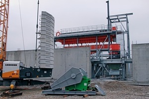  12 Der Sandvik Kegelbrecher CH 430 ist bereits auf Position gebracht, im Vordergrund ist der Backenbrecher von Comec Binder zu sehen • The Sandvik CH&nbsp;430 cone crusher has already been brought into position, in the foreground the jaw crusher supplied by Comec Binder can be seen 