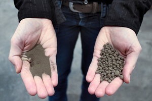  Aufgabematerial (links) und Düngemittelgranulat (rechts) # Feed material (left) and fertiliser granulate (right) 