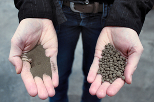  Aufgabematerial (links) und Düngemittelgranulat (rechts) • Feed material (left) and fertiliser granulate (right)  