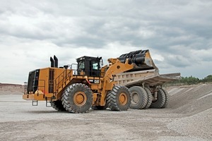  Gegenüber der H-Serie bewältigt der Cat Radlader 990K eine Nutzlast von 16 statt 15 TonnenCompared to the H-series, the Cat 990K wheel loader can handle a payload of 16 instead of 15 tons 