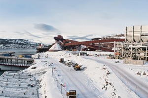  6	Das erste Schiff steht zur Beladung im Hafen bereit  