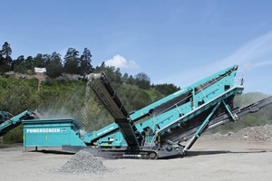  1 Chieftain 2200 – screening of blasted granite  