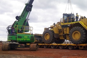  Für Hebearbeiten sämtlicher Art kommt der SENNEBOGEN 608 Multicrane zum Einsatz – hier erhält ein Radlader gerade eine neue Kabine • The SENNEBOGEN 608 Multicrane is used for all types of lifting tasks – here a new cab is being fitted onto a wheel loader 