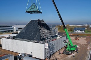  2 Einheben der Pyramidenspitze auf das Museumsgebäude • Hoisting the top of the pyramid onto the museum building 