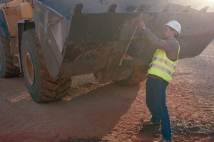  	Overmeasure of wheel loader cutting edge 