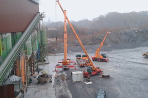  2	200-Tonnen-Kran im Einsatz am offenen Dach 200‑tonne crane working at the open roof 