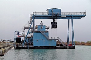  BEYER-Schwimmbagger-Anlage B240 im Kies- und Sandwerk der Firma Ártándi Kavicsbánya Kft in Artánd/Ungarn • BEYER B240 floating grab dredger at the Ártándi Kavicsbánya Kft sand and gravel works in Artánd/Hungary 