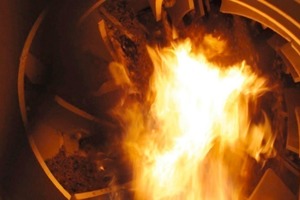  Blick in einen Trommeltrockner mit Flamme im TrommelinnenraumView into a drum dryer with flame in the interior of the drum 