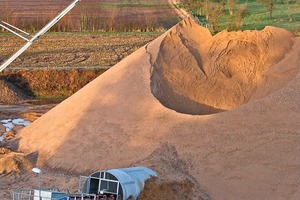  24	Unterflur-Tunnelabzug zur Beschickung (FAF Fördertechnik) 