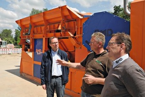  2 Um die Vorteile der BMD RA 700/6 geht es im Fachgespräch zwischen Clemens Hubert, BMD-Baumaschinendienst (l) und Peter Gerach, Firma Gerach, sowie Martin Kriener, BMD-Baumaschinendienst (r) • Clemens Hubert from BMD-Baumaschinendienst (left), Peter Gerach from the Gerach Company and Martin Kriener from BMD-Baumaschinendienst (right) discuss the advantages of the BMD RA 700/6 