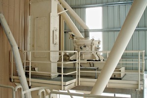  4 BHS-Rotorprallmühle zur Herstellung von Trockenmörtelsand • BHS rotor impact mill for the production of dry mortar sand  
