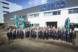  Offizielle Eröffnungsveranstaltung des vor kurzem in Almere/Niederlande errichteten Stammsitzes von Kobelco am 8. April 2014 • Kobelco’s recently established Almere headquarters in the Netherlands celebrated its official opening ceremony on 8 April 2014 