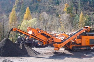  R1100 with screening box in action for crushing asphalt 