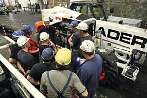  3 Im Rahmen einer umfassenden Schulung wurden die Mitarbeiter im Bergwerk Unterbreizbach in der Maschinentechnik, -wartung und –verwendung unter Tage unterwiesen # In an extensive training programme, the workers at the Unterbreizbach mine were instructed in the technology of the machine, its maintenance and operation underground 