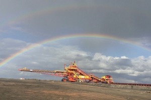  1 Tenova TAKRAF Absetzer im Tagebau Zhahanaoer in China • Stacker from Tenova TAKRAF in the opencast mine of Zhahanaoer in China 