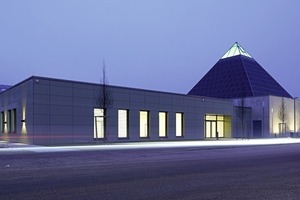  Nachtaufnahme der neu eröffneten SENNEBOGEN Akademie • Night view of the previously inaugurated SENNEBOGEN Academy 
