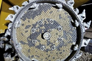  2 Fertig bestückte Fräswalzen-Seitenfläche ● Side surface of a milling roller fitted with TungStuds 