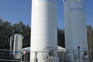  <div class="bildtext">Booster pumps transport collected lake water to the CO<sub>2</sub> gas release reactors, where the liquid is enriched with carbon dioxide from two 50 000 litre tanks</div> 